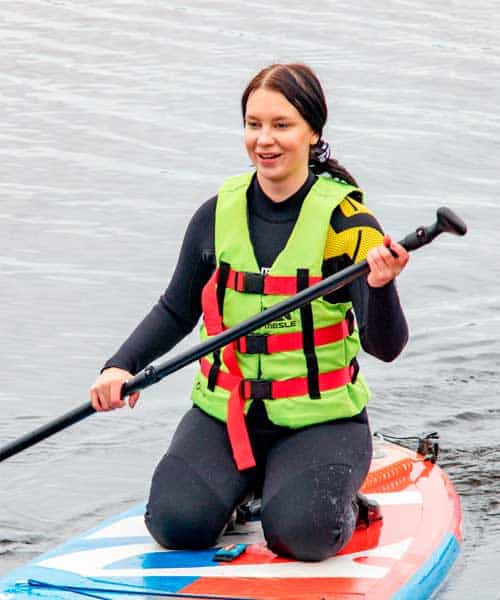 Nainen-SUP-laudalla Nainen-SUP-laudalla